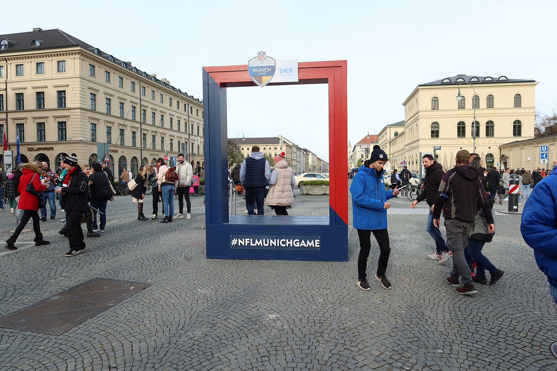 Fotorahmen zu NFL Munich Game auf dem Platz vor der Feldherrnhalle am Vortag vom NFL Munich Game 2022 11 12