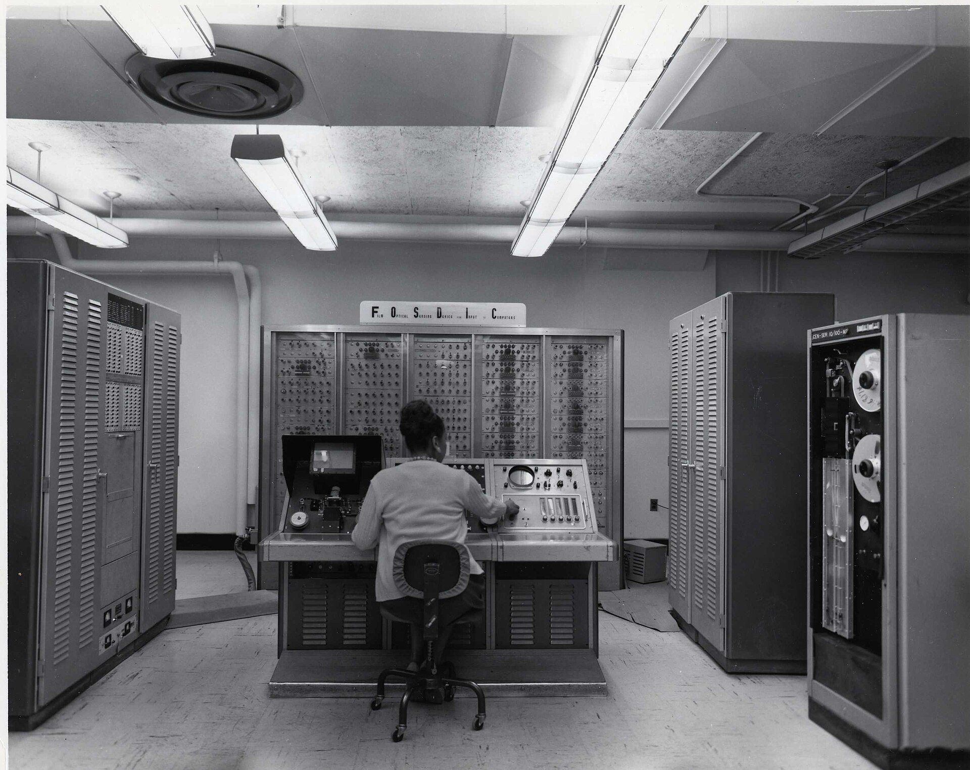 Early US Census Machines 1960 00091
