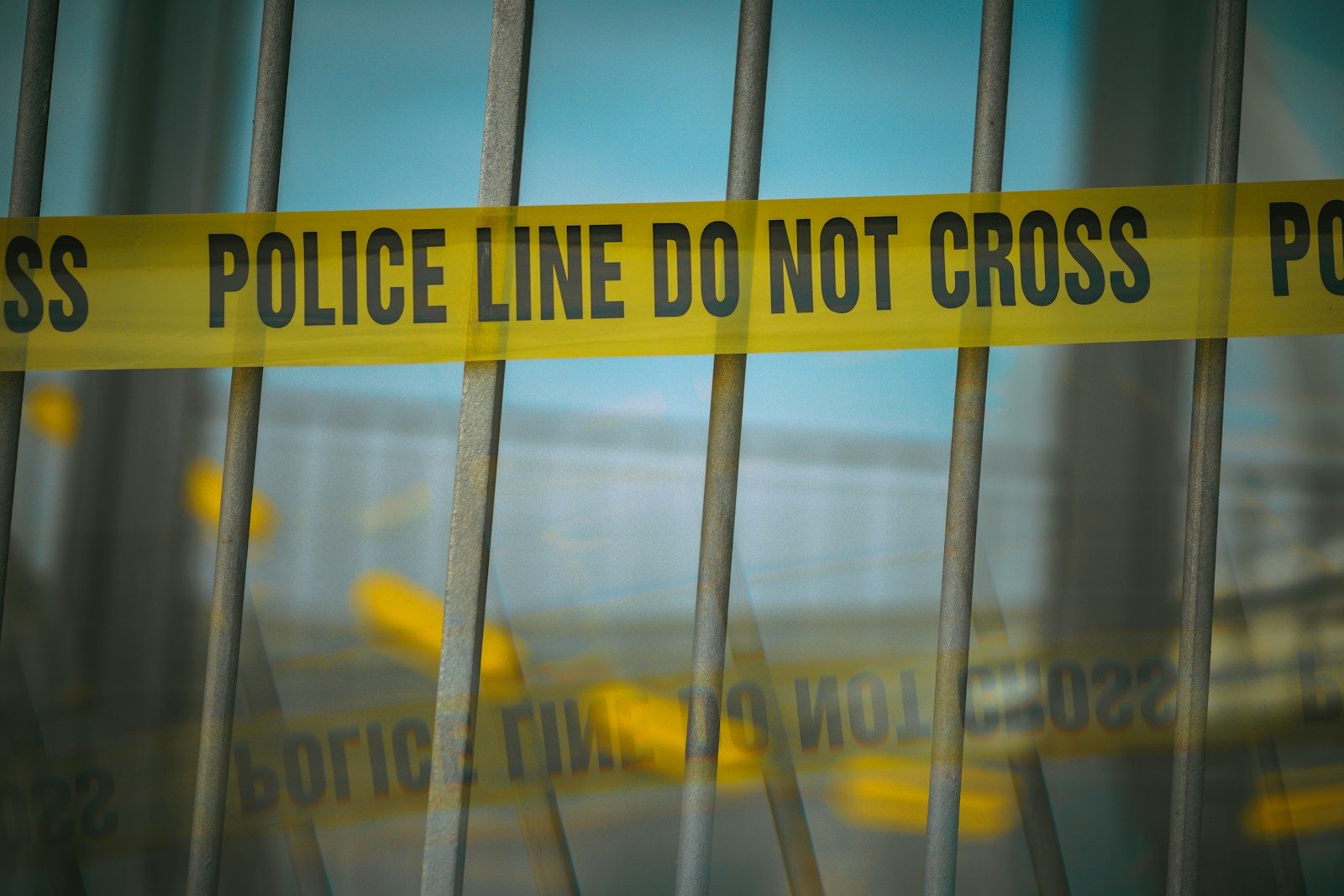 Nahaufnahme einer gelben Polizeikette hinter Gittern